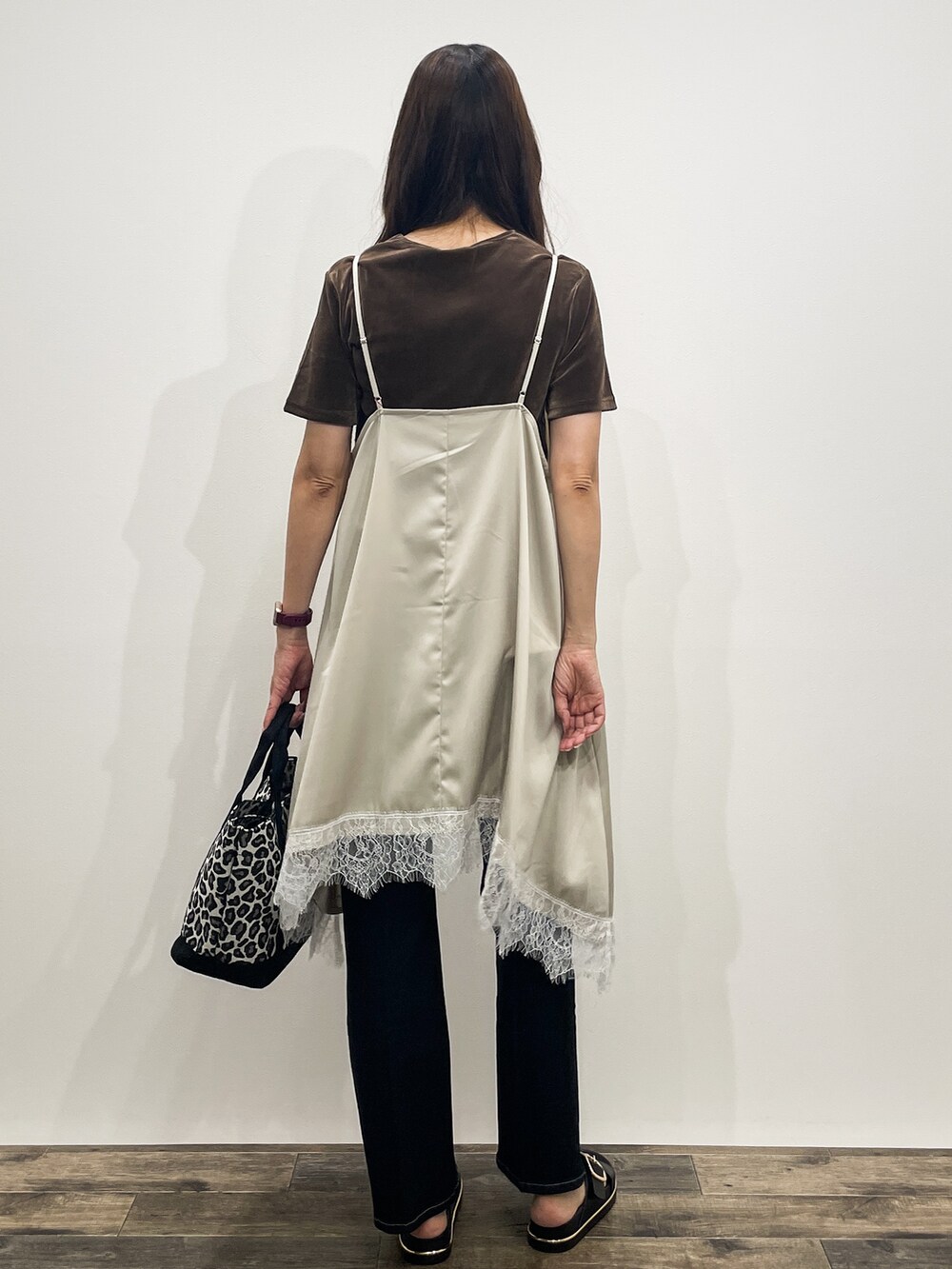 ブラウン系のTシャツ/カットソー、ベージュ系のワンピース、ブルー系のデニムパンツを着用したレディースの夏コーディネートの5枚目の写真