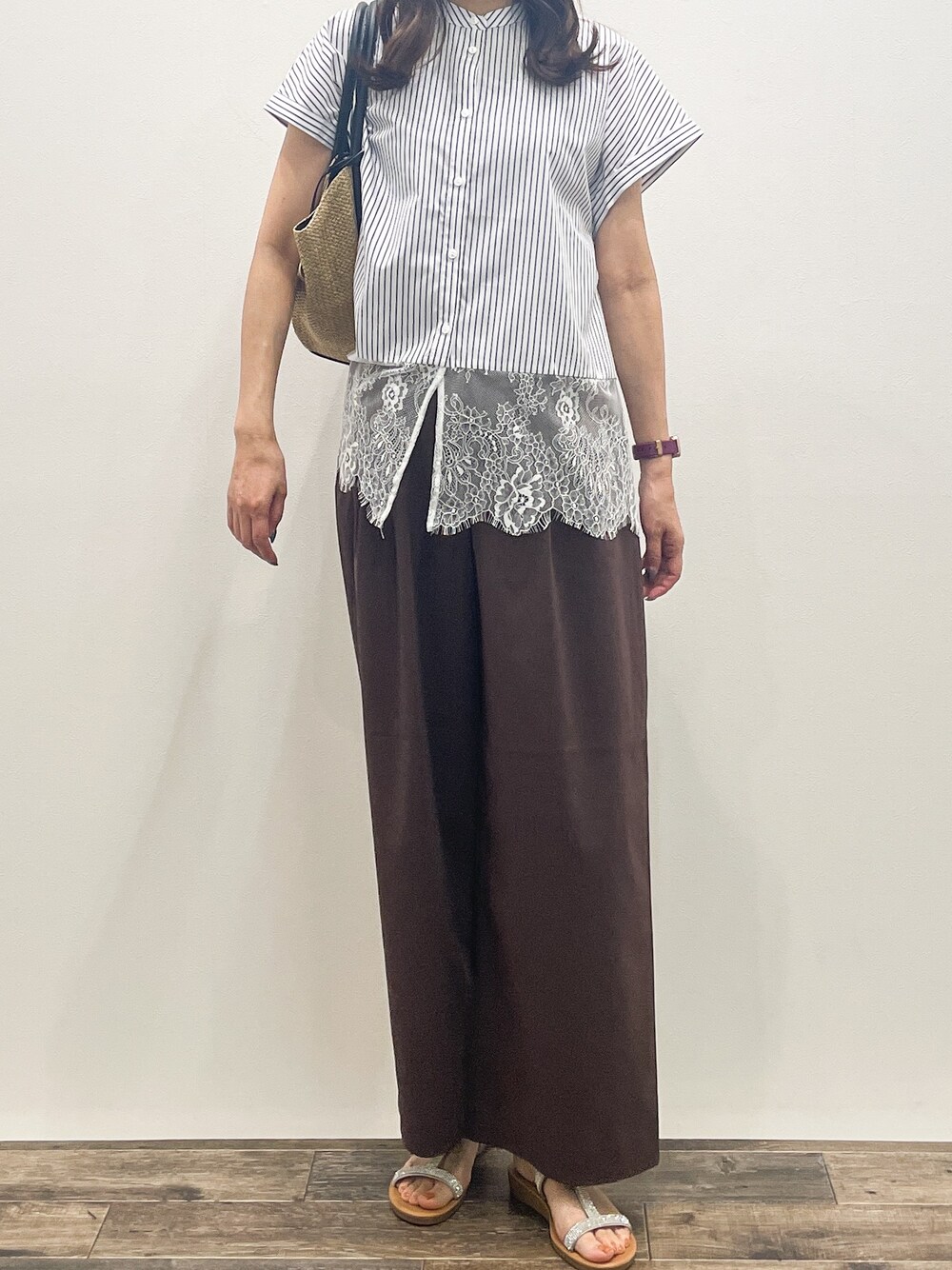 ブルー系のシャツ/ブラウス、ブラウン系のその他パンツ、ベージュ系のトートバッグを着用したレディースの夏コーディネートの7枚目の写真