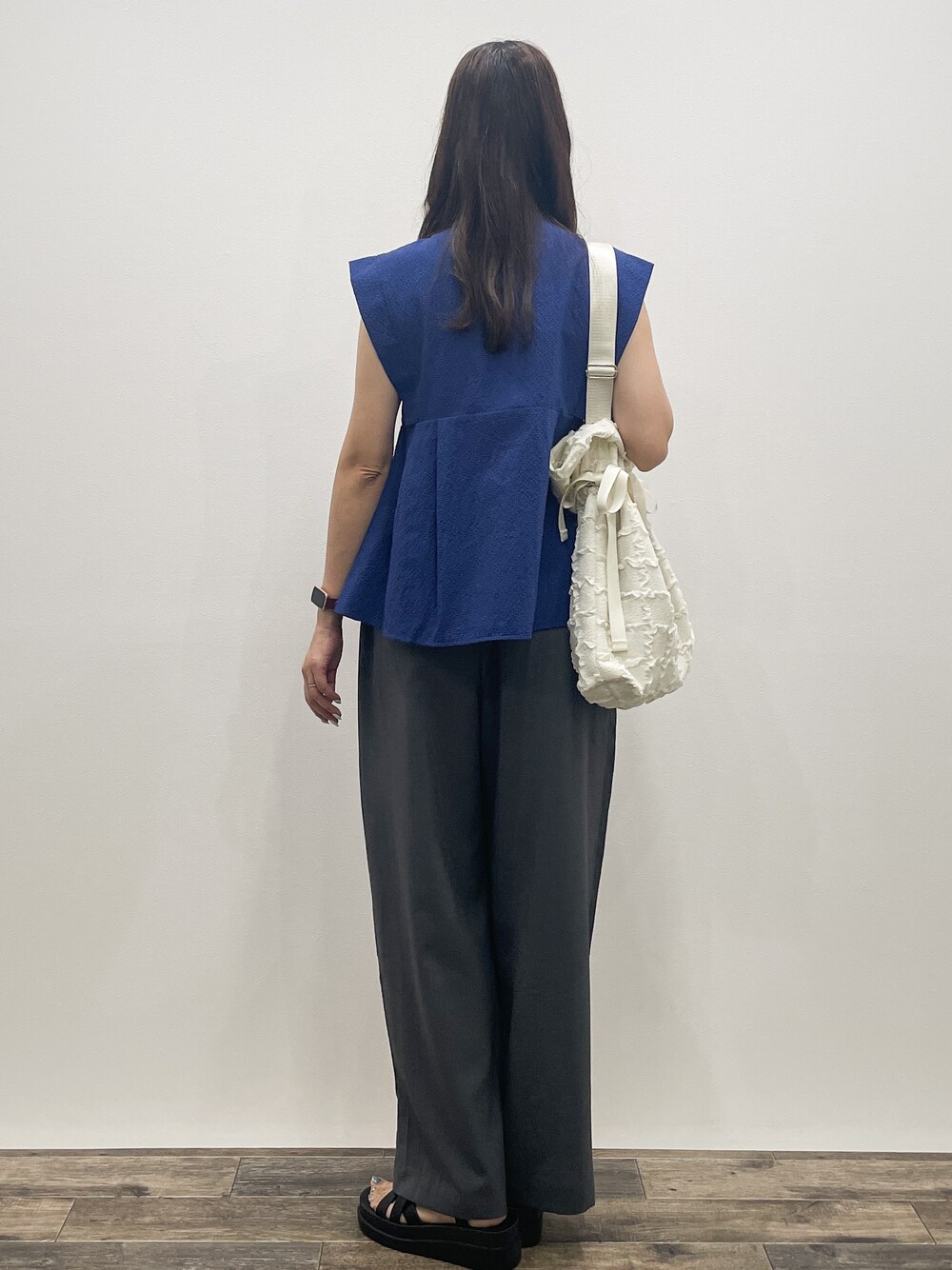ブルー系のシャツ/ブラウス、グレー系のその他パンツ、ホワイト系のトートバッグを着用したレディースの夏コーディネートの5枚目の写真