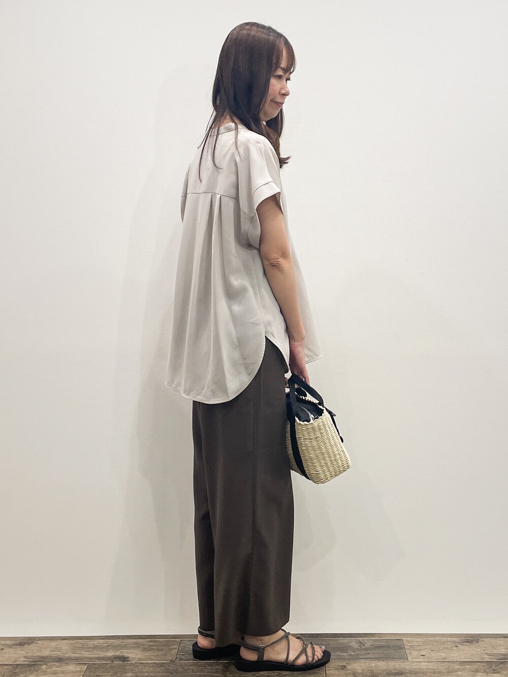 ベージュ系のシャツ/ブラウス、ブラウン系のその他パンツ、ブラック系のトートバッグを着用したレディースの夏コーディネートの6枚目の写真
