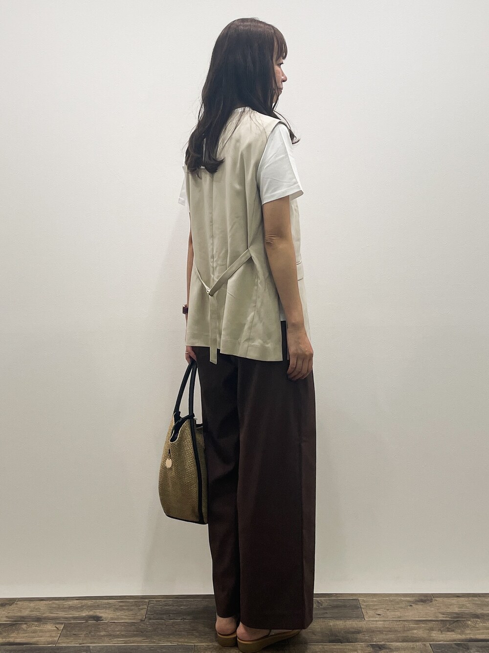 ベージュ系のベスト、ホワイト系のTシャツ/カットソー、ブラウン系のその他パンツを着用したレディースの夏コーディネートの7枚目の写真