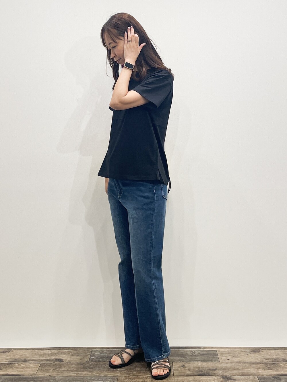 ブラック系のTシャツ/カットソー、ブルー系のデニムパンツ、ホワイト系のトートバッグを着用したレディースの夏コーディネートの4枚目の写真