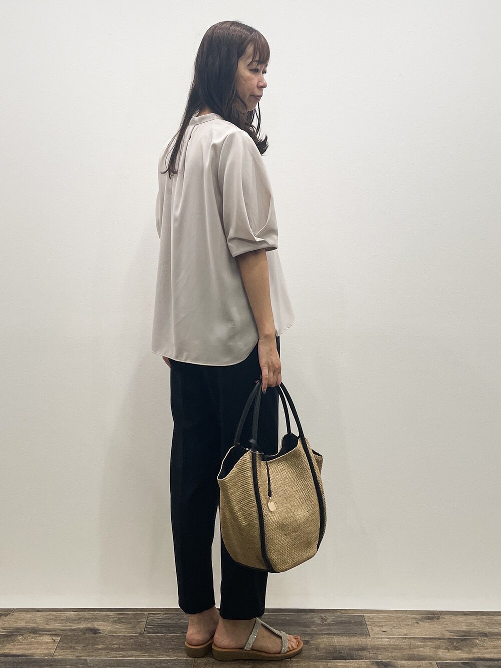 ベージュ系のシャツ/ブラウス、ブラック系のその他パンツ、ベージュ系のトートバッグを着用したレディースの春コーディネートの7枚目の写真
