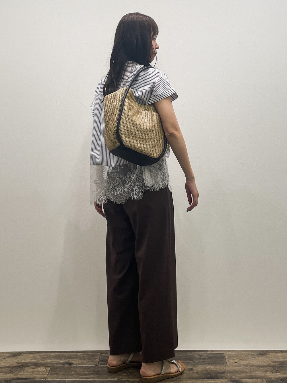 ブルー系のシャツ/ブラウス、ブラウン系のその他パンツ、ベージュ系のトートバッグを着用したレディースの夏コーディネートの4枚目の写真