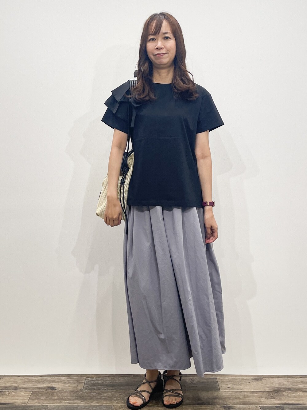 ブラック系のTシャツ/カットソー、グレー系のその他パンツ、ホワイト系のトートバッグを着用したレディースの夏コーディネートの2枚目の写真