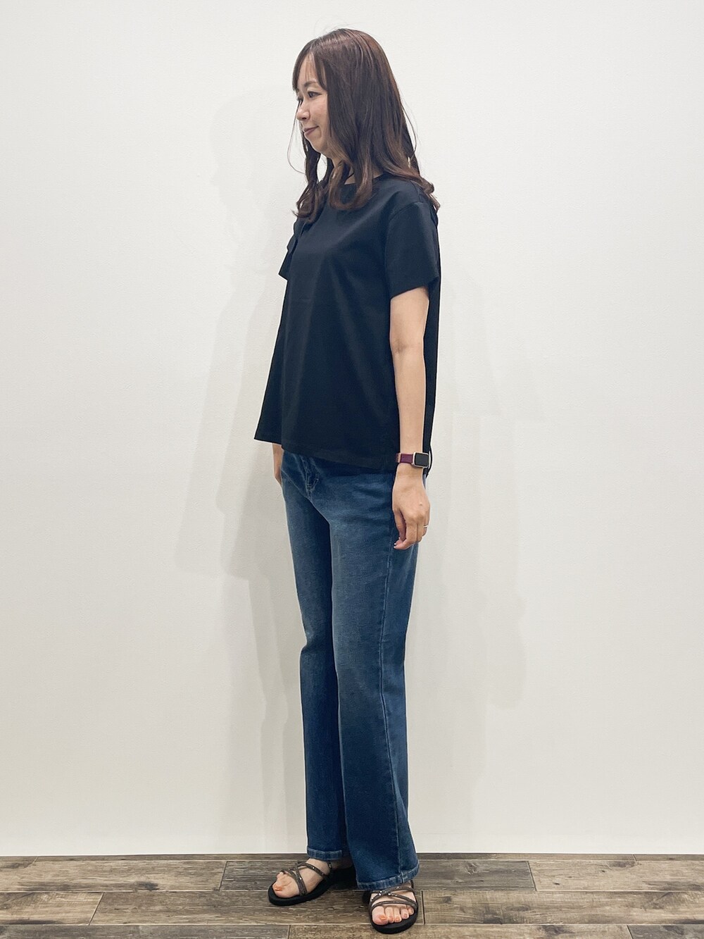 ブラック系のTシャツ/カットソー、ブルー系のデニムパンツ、ホワイト系のトートバッグを着用したレディースの夏コーディネートの3枚目の写真