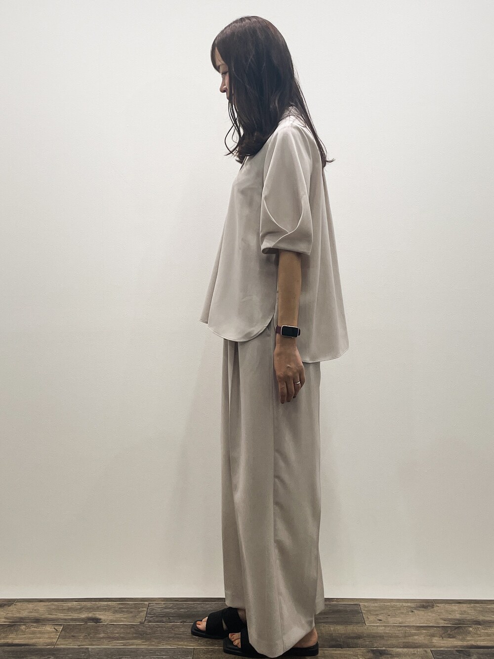 ベージュ系のシャツ/ブラウス、ベージュ系のその他パンツ、グレー系のショルダーバッグを着用したレディースの春コーディネートの4枚目の写真