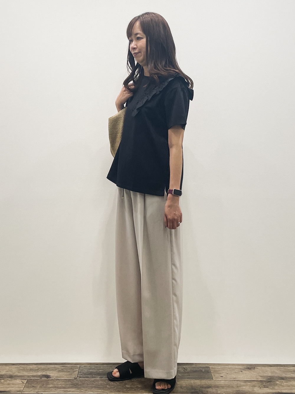 ブラック系のTシャツ/カットソー、ベージュ系のその他パンツ、ベージュ系のトートバッグを着用したレディースの夏コーディネートの3枚目の写真