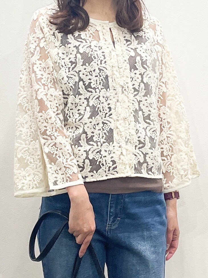 ホワイト系のシャツ/ブラウス、ブラウン系のタンクトップ、ブルー系のデニムパンツを着用したレディースの夏コーディネートの8枚目の写真