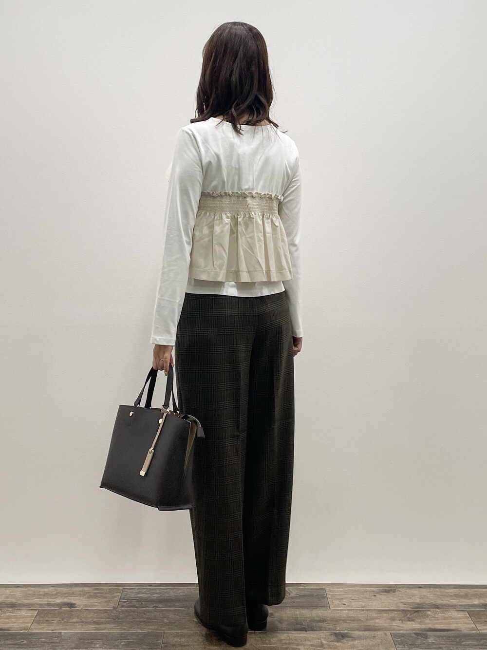 ホワイト系のTシャツ/カットソー、ブラウン系のその他パンツ、ブラック系のショルダーバッグを着用したレディースの秋コーディネートの4枚目の写真