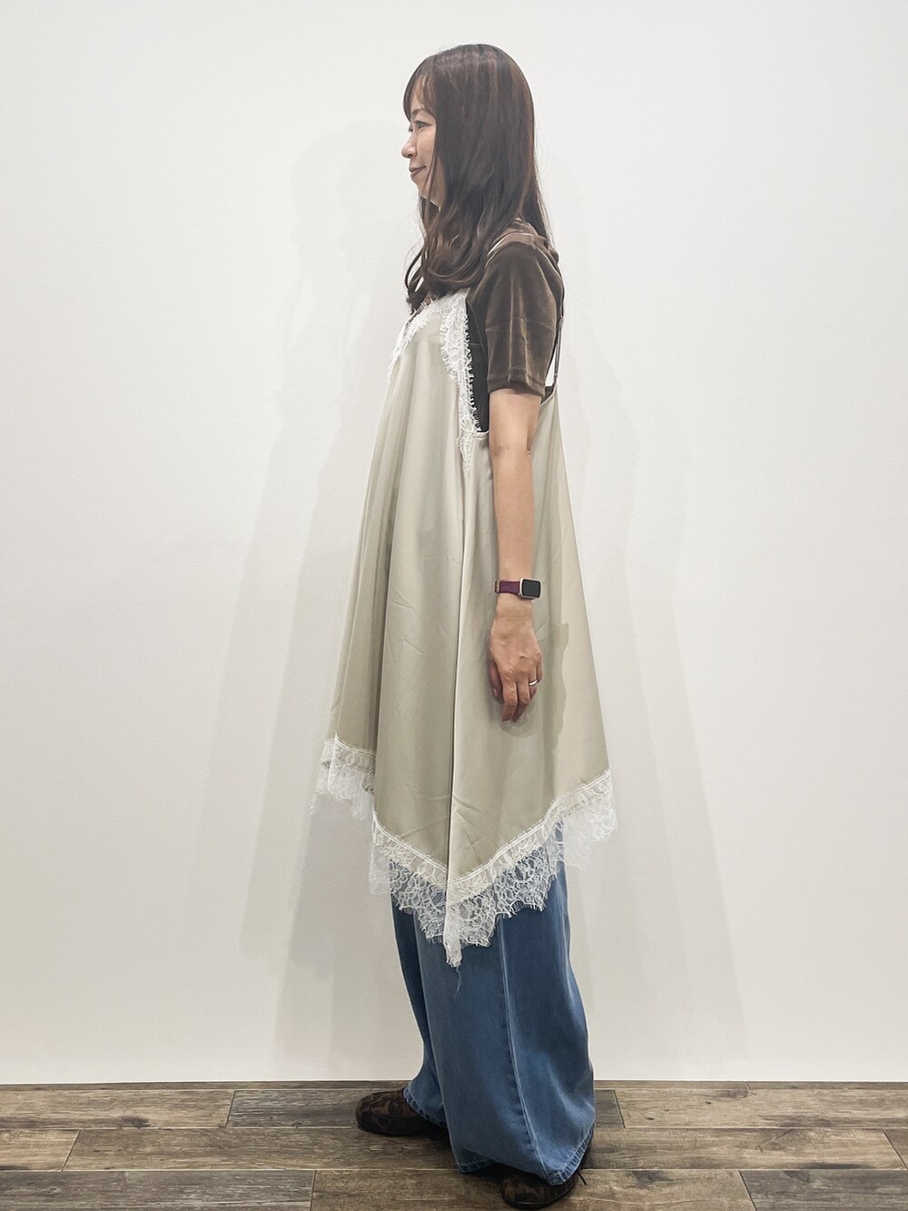 ブラウン系のTシャツ/カットソー、ベージュ系のワンピース、ブルー系のデニムパンツを着用したレディースの夏コーディネートの4枚目の写真