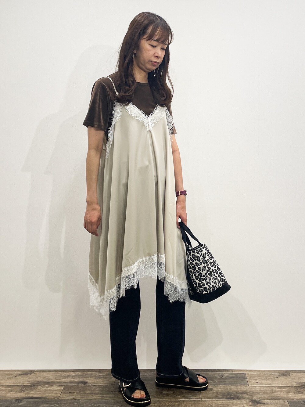 ブラウン系のTシャツ/カットソー、ベージュ系のワンピース、ブルー系のデニムパンツを着用したレディースの夏コーディネートの8枚目の写真