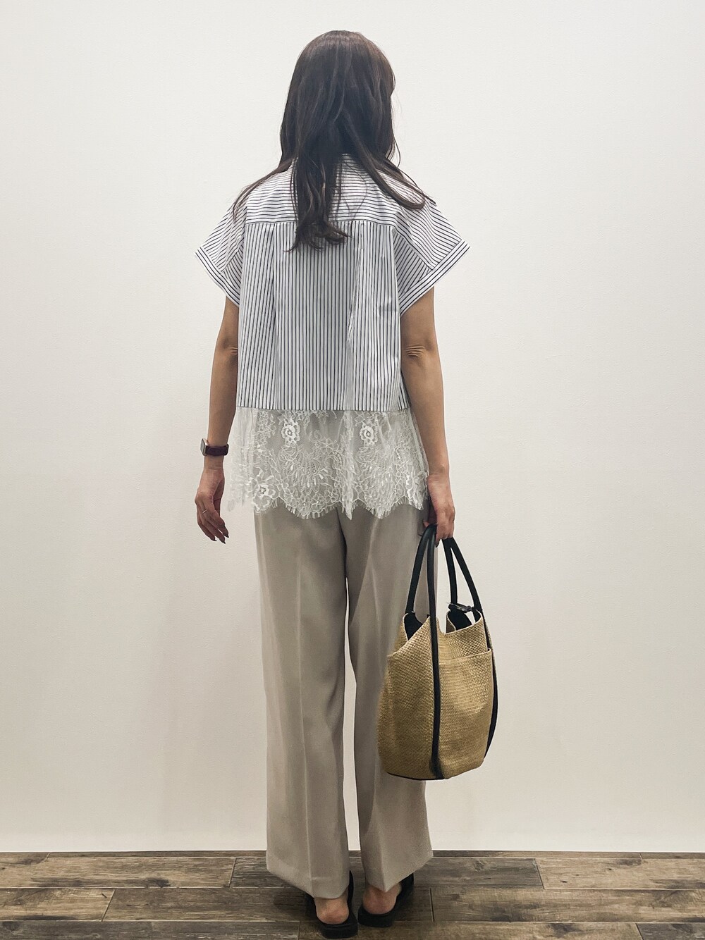 ブルー系のシャツ/ブラウス、ベージュ系のその他パンツ、ベージュ系のトートバッグを着用したレディースの夏コーディネートの5枚目の写真