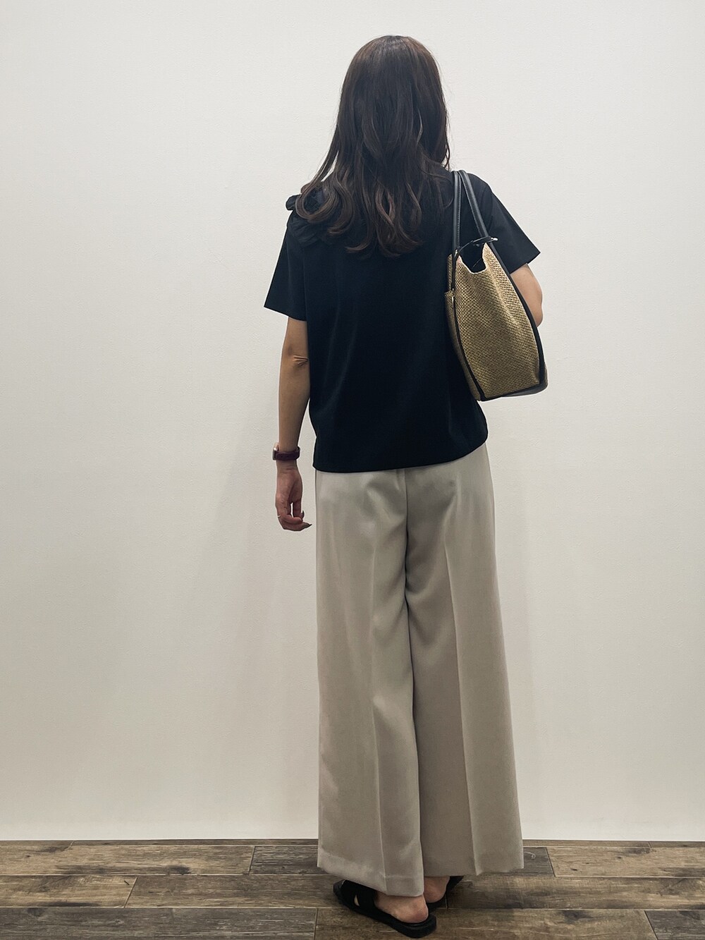 ブラック系のTシャツ/カットソー、ベージュ系のその他パンツ、ベージュ系のトートバッグを着用したレディースの夏コーディネートの5枚目の写真