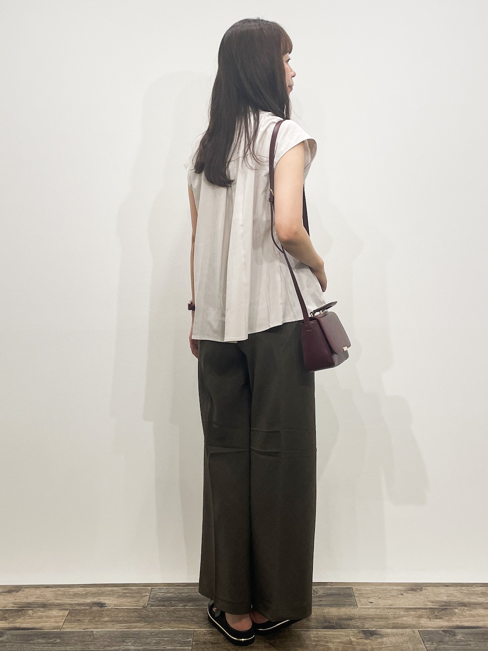 ベージュ系のシャツ/ブラウス、ブラウン系のその他パンツ、レッド系のショルダーバッグを着用したレディースの夏コーディネートの6枚目の写真