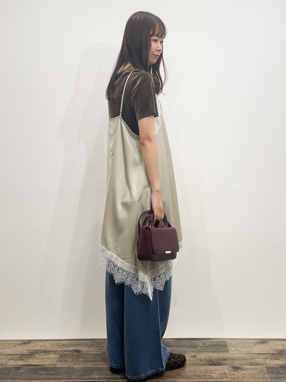 ブラウン系のTシャツ/カットソー、ベージュ系のワンピース、ブルー系のデニムパンツを着用したレディースの夏コーディネートの7枚目の写真