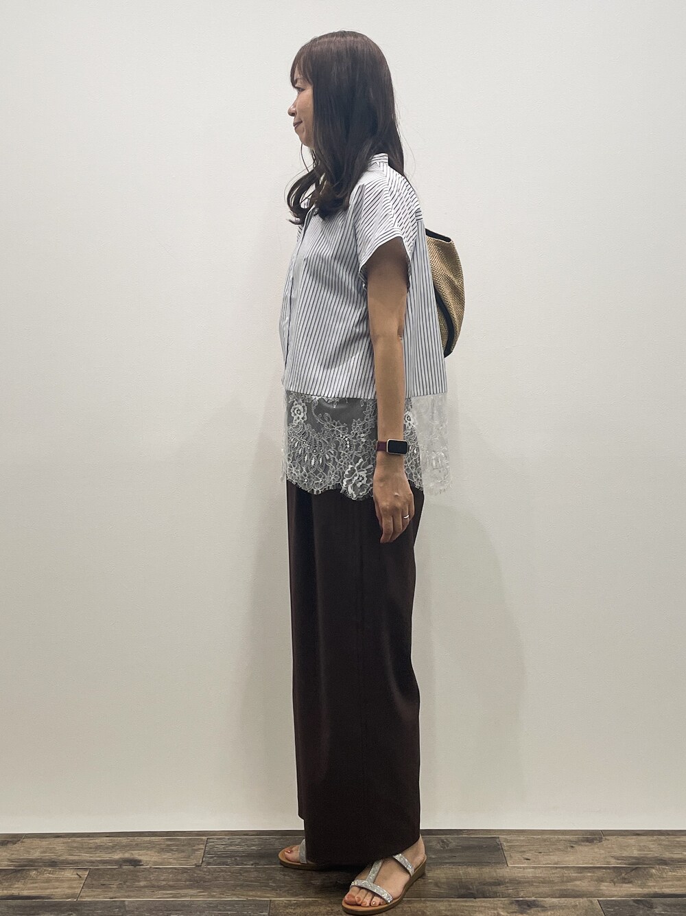 ブルー系のシャツ/ブラウス、ブラウン系のその他パンツ、ベージュ系のトートバッグを着用したレディースの夏コーディネートの2枚目の写真