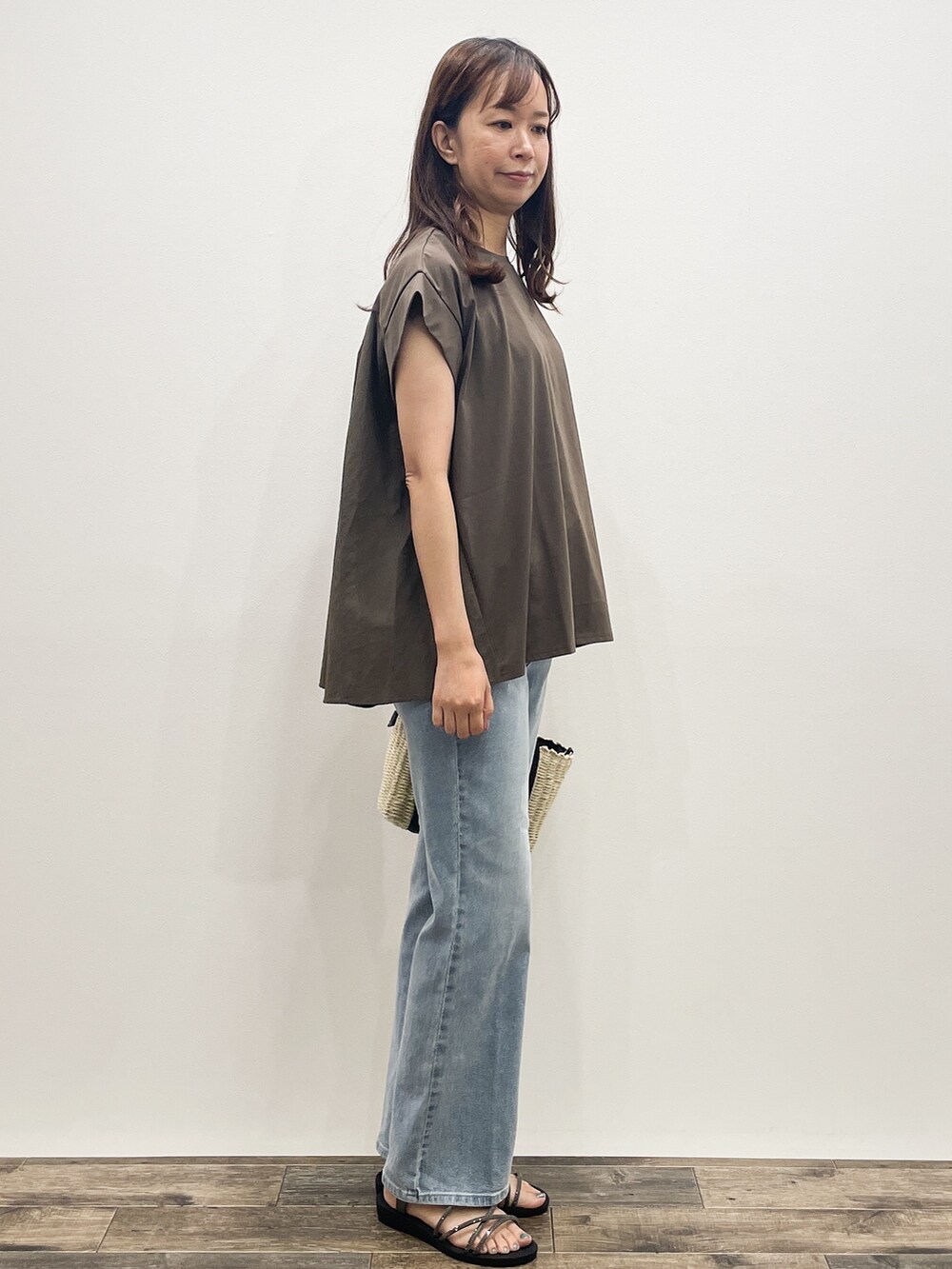 ブラウン系のTシャツ/カットソー、ブルー系のデニムパンツ、ブラック系のトートバッグを着用したレディースの夏コーディネートの7枚目の写真