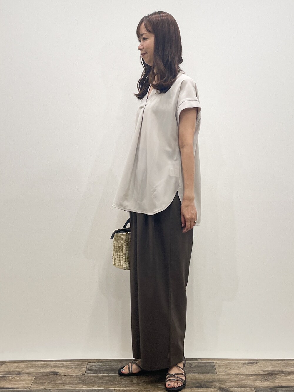 ベージュ系のシャツ/ブラウス、ブラウン系のその他パンツ、ブラック系のトートバッグを着用したレディースの夏コーディネートの3枚目の写真