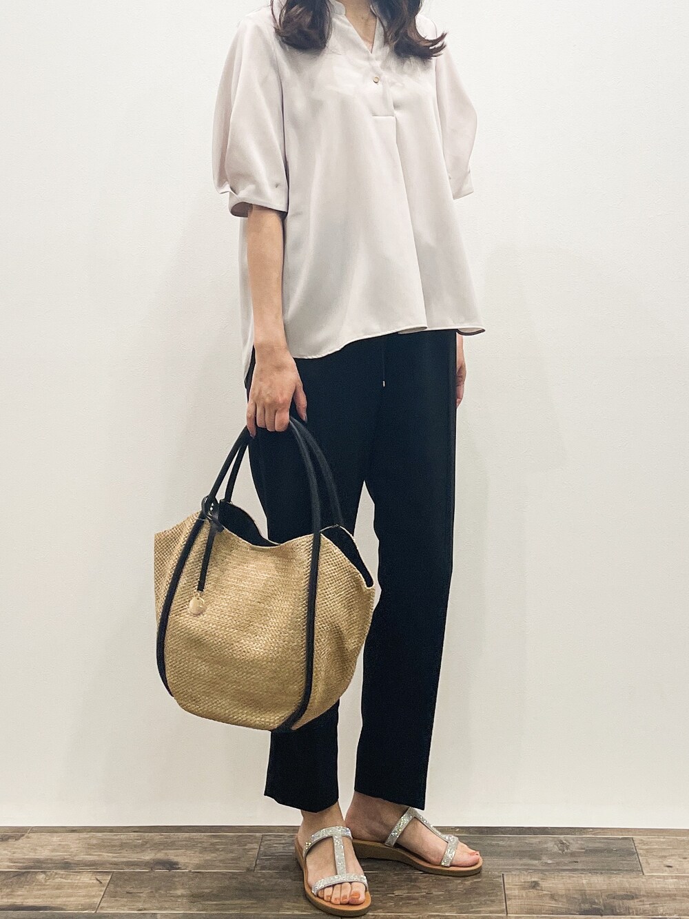 ベージュ系のシャツ/ブラウス、ブラック系のその他パンツ、ベージュ系のトートバッグを着用したレディースの春コーディネートの8枚目の写真