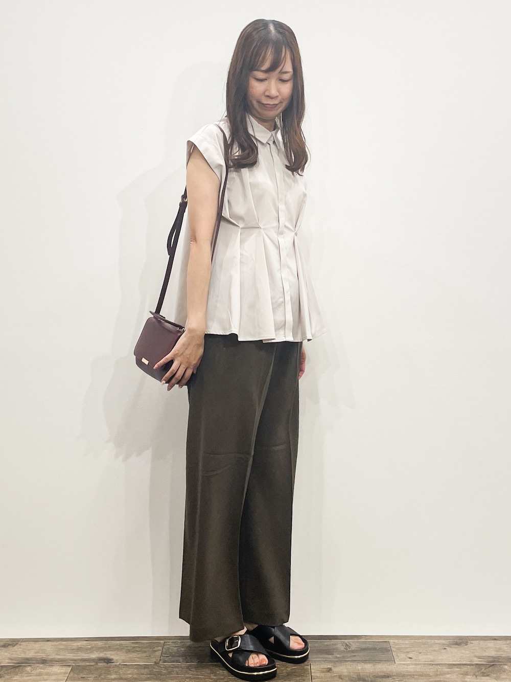 ベージュ系のシャツ/ブラウス、ブラウン系のその他パンツ、レッド系のショルダーバッグを着用したレディースの夏コーディネートの8枚目の写真