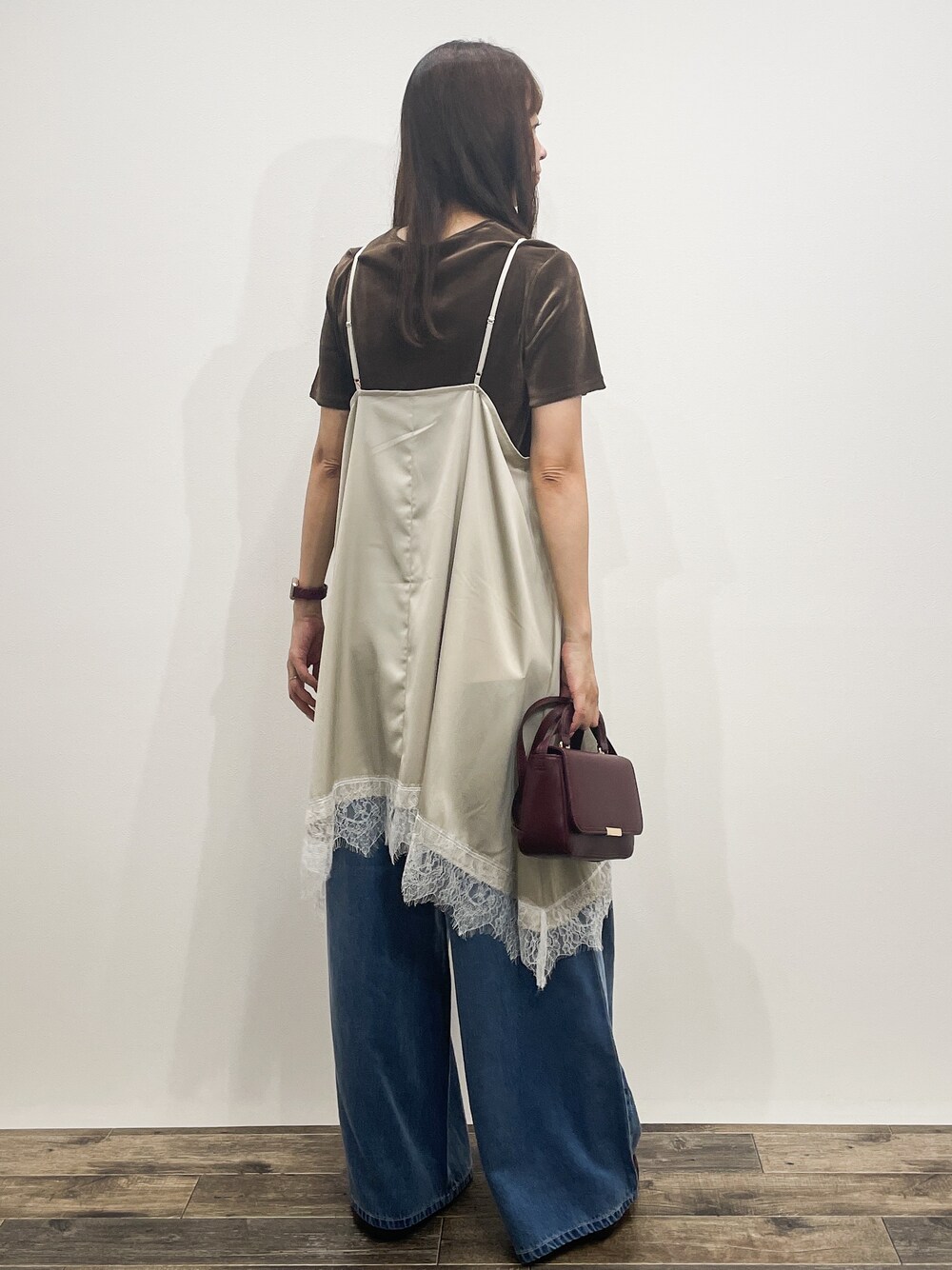 ブラウン系のTシャツ/カットソー、ベージュ系のワンピース、ブルー系のデニムパンツを着用したレディースの夏コーディネートの6枚目の写真