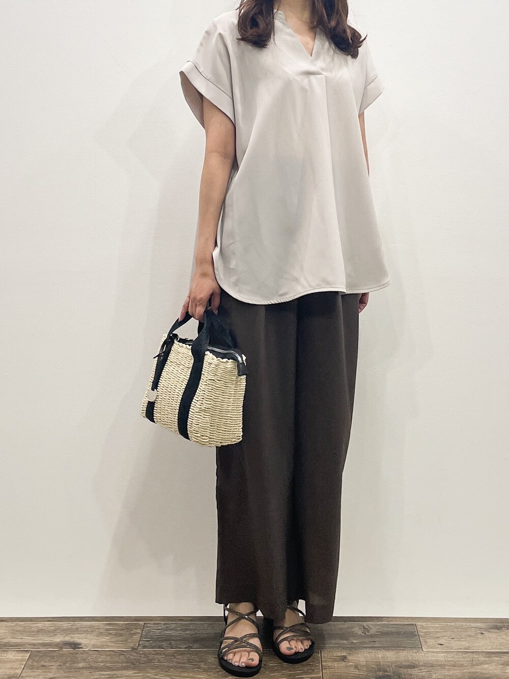 ベージュ系のシャツ/ブラウス、ブラウン系のその他パンツ、ブラック系のトートバッグを着用したレディースの夏コーディネートの8枚目の写真