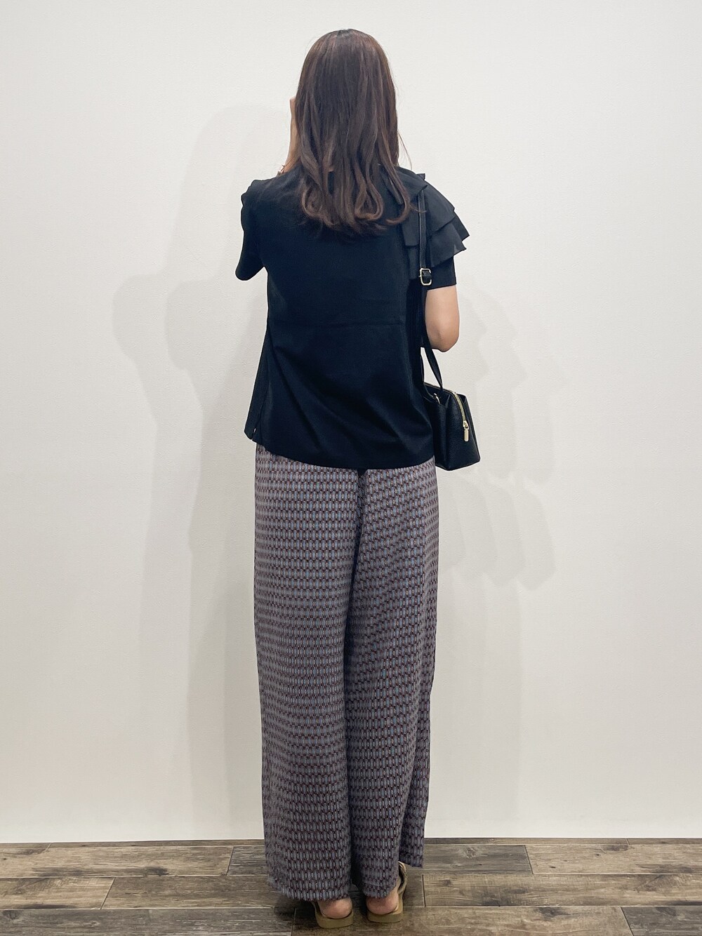 ブラック系のTシャツ/カットソー、ブラウン系のその他パンツ、ブラック系のショルダーバッグを着用したレディースの夏コーディネートの4枚目の写真