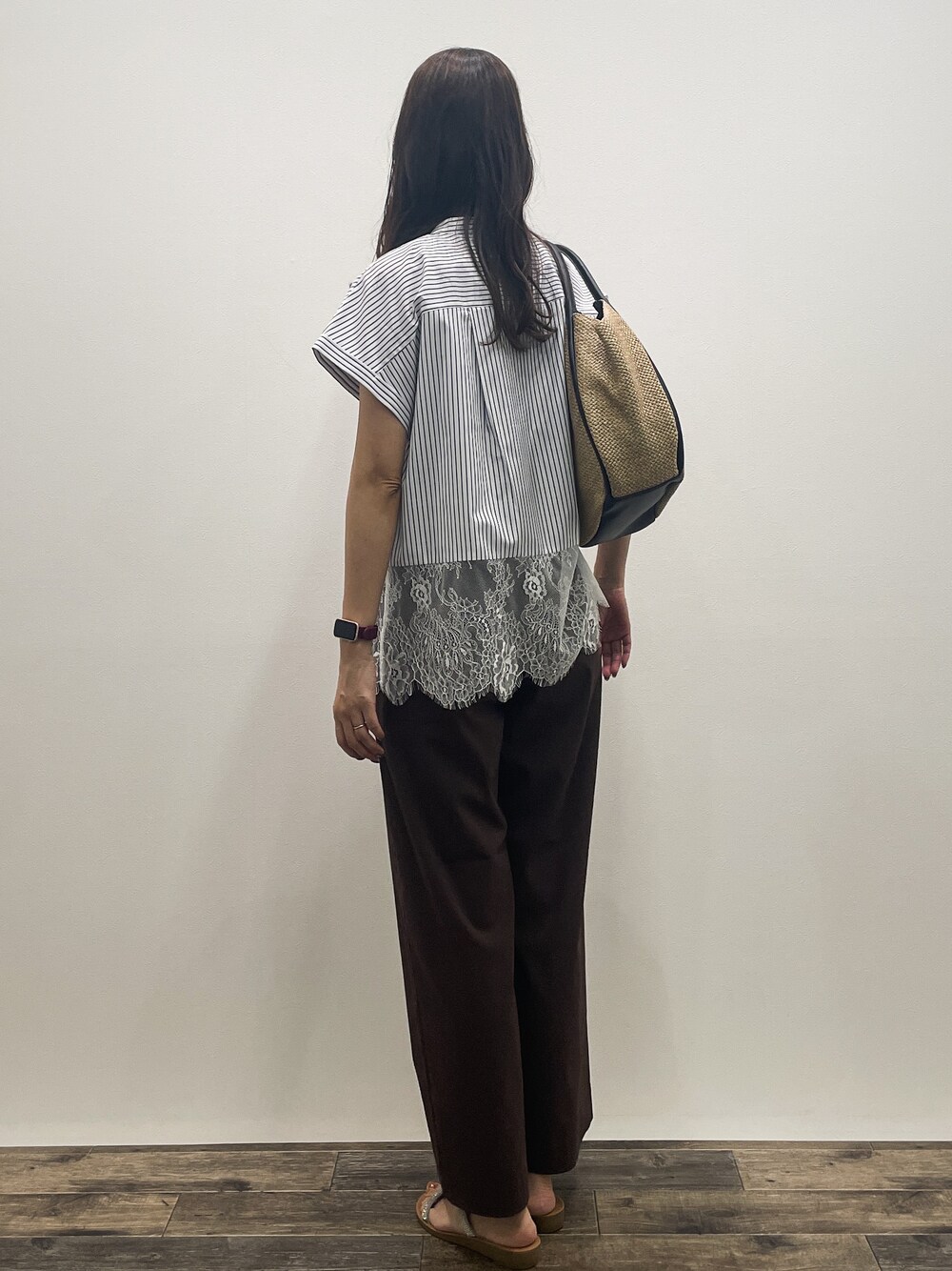 ブルー系のシャツ/ブラウス、ブラウン系のその他パンツ、ベージュ系のトートバッグを着用したレディースの夏コーディネートの3枚目の写真
