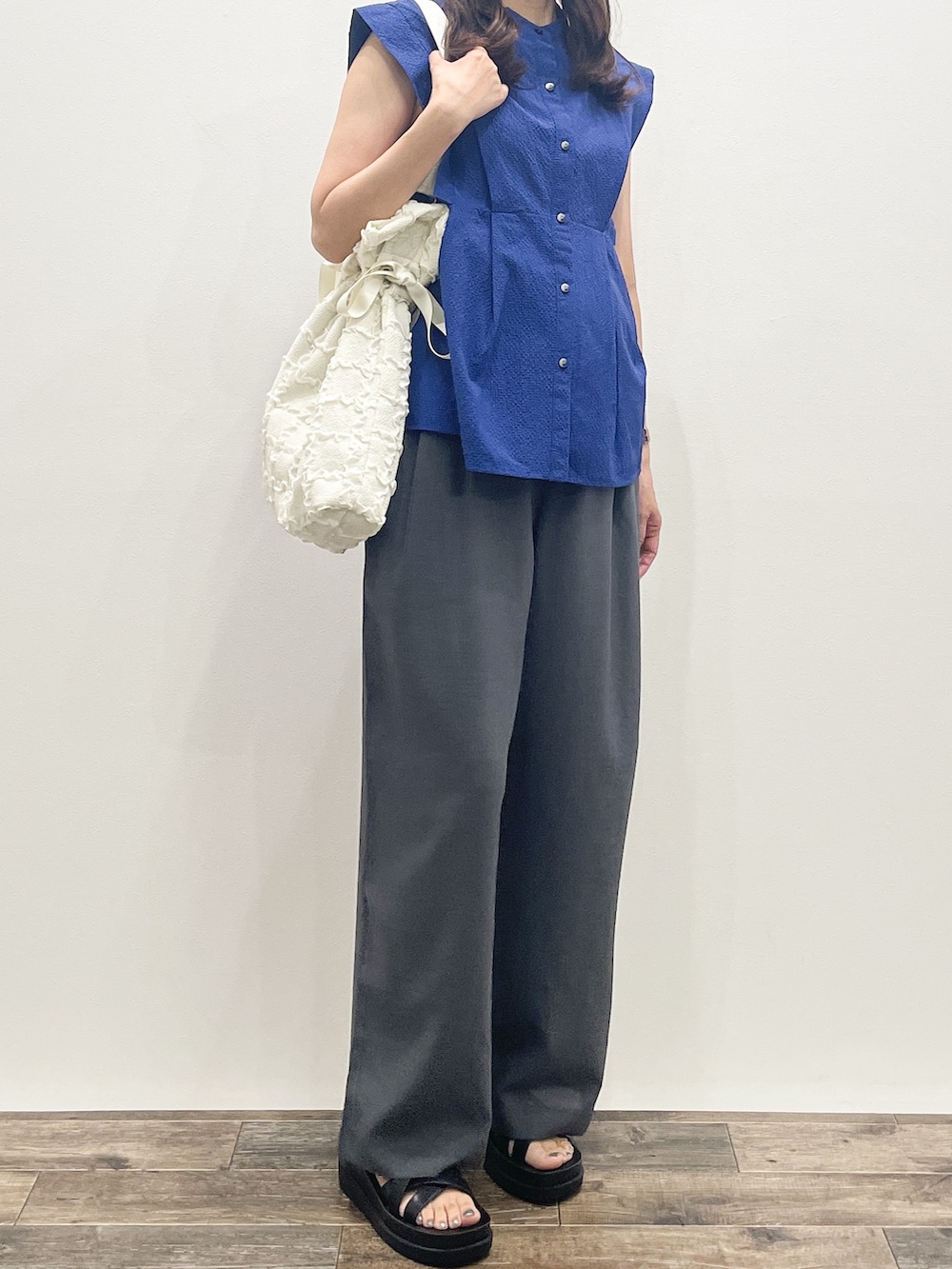 ブルー系のシャツ/ブラウス、グレー系のその他パンツ、ホワイト系のトートバッグを着用したレディースの夏コーディネートの8枚目の写真