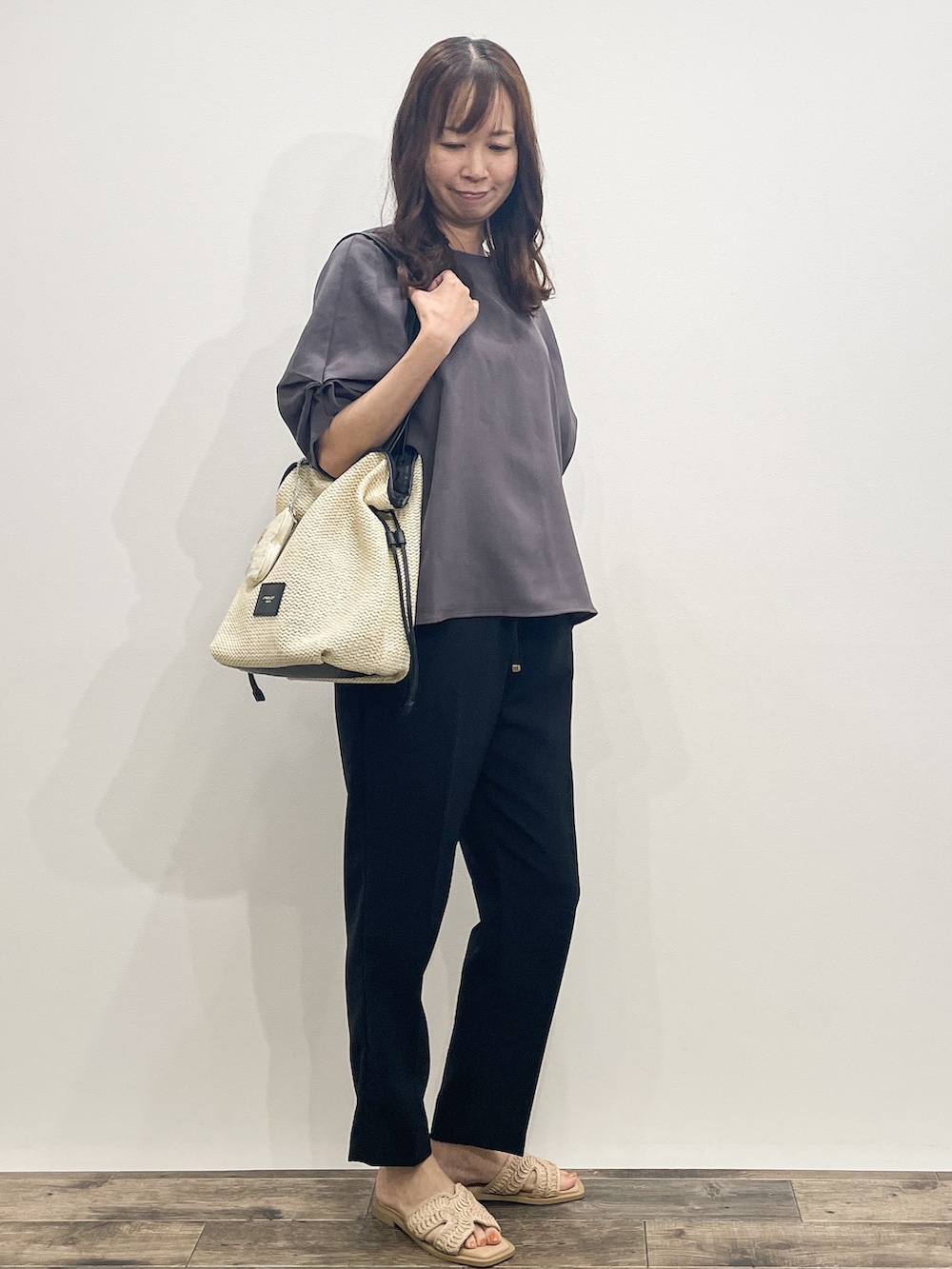 グレー系のシャツ/ブラウス、ブラック系のその他パンツ、ホワイト系のトートバッグを着用したレディースの夏コーディネートの8枚目の写真