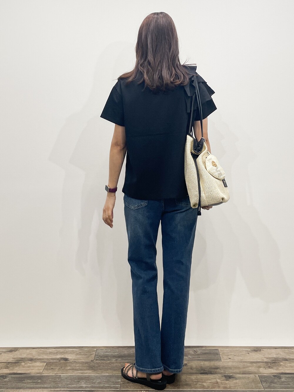 ブラック系のTシャツ/カットソー、ブルー系のデニムパンツ、ホワイト系のトートバッグを着用したレディースの夏コーディネートの5枚目の写真