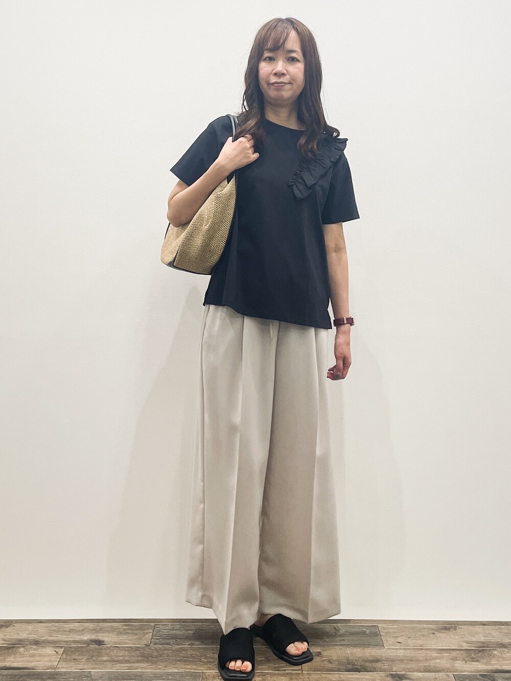 ブラック系のTシャツ/カットソー、ベージュ系のその他パンツ、ベージュ系のトートバッグを着用したレディースの夏コーディネートの7枚目の写真