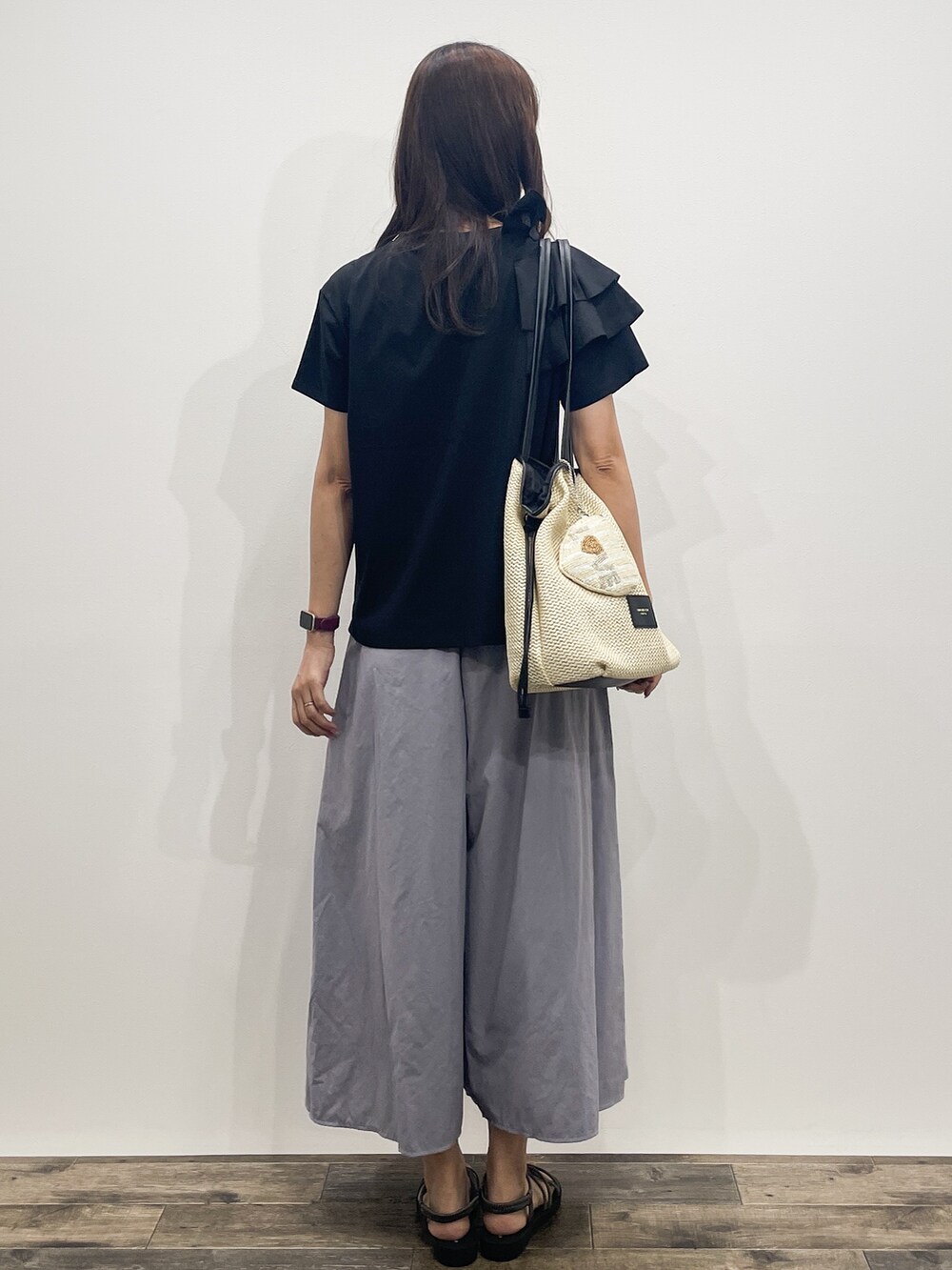 ブラック系のTシャツ/カットソー、グレー系のその他パンツ、ホワイト系のトートバッグを着用したレディースの夏コーディネートの4枚目の写真