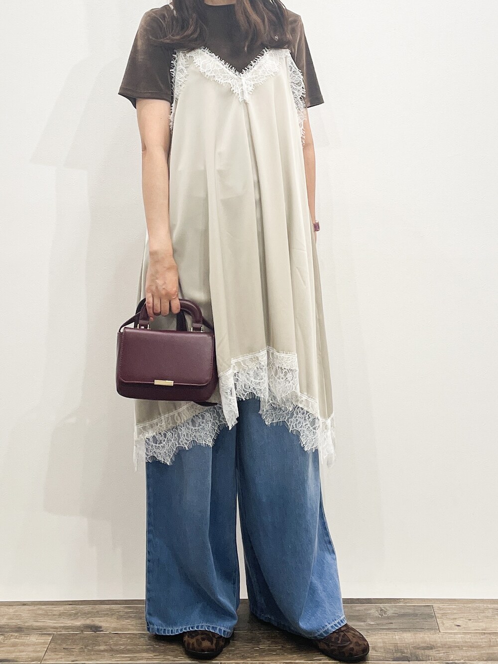 ブラウン系のTシャツ/カットソー、ベージュ系のワンピース、ブルー系のデニムパンツを着用したレディースの夏コーディネートの9枚目の写真