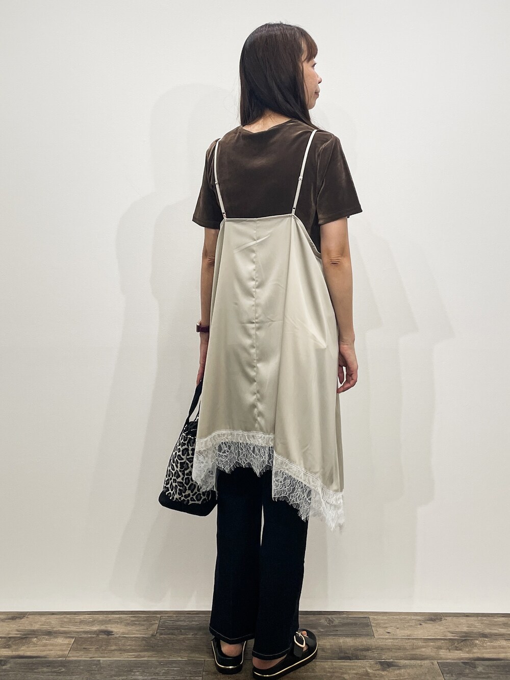 ブラウン系のTシャツ/カットソー、ベージュ系のワンピース、ブルー系のデニムパンツを着用したレディースの夏コーディネートの6枚目の写真