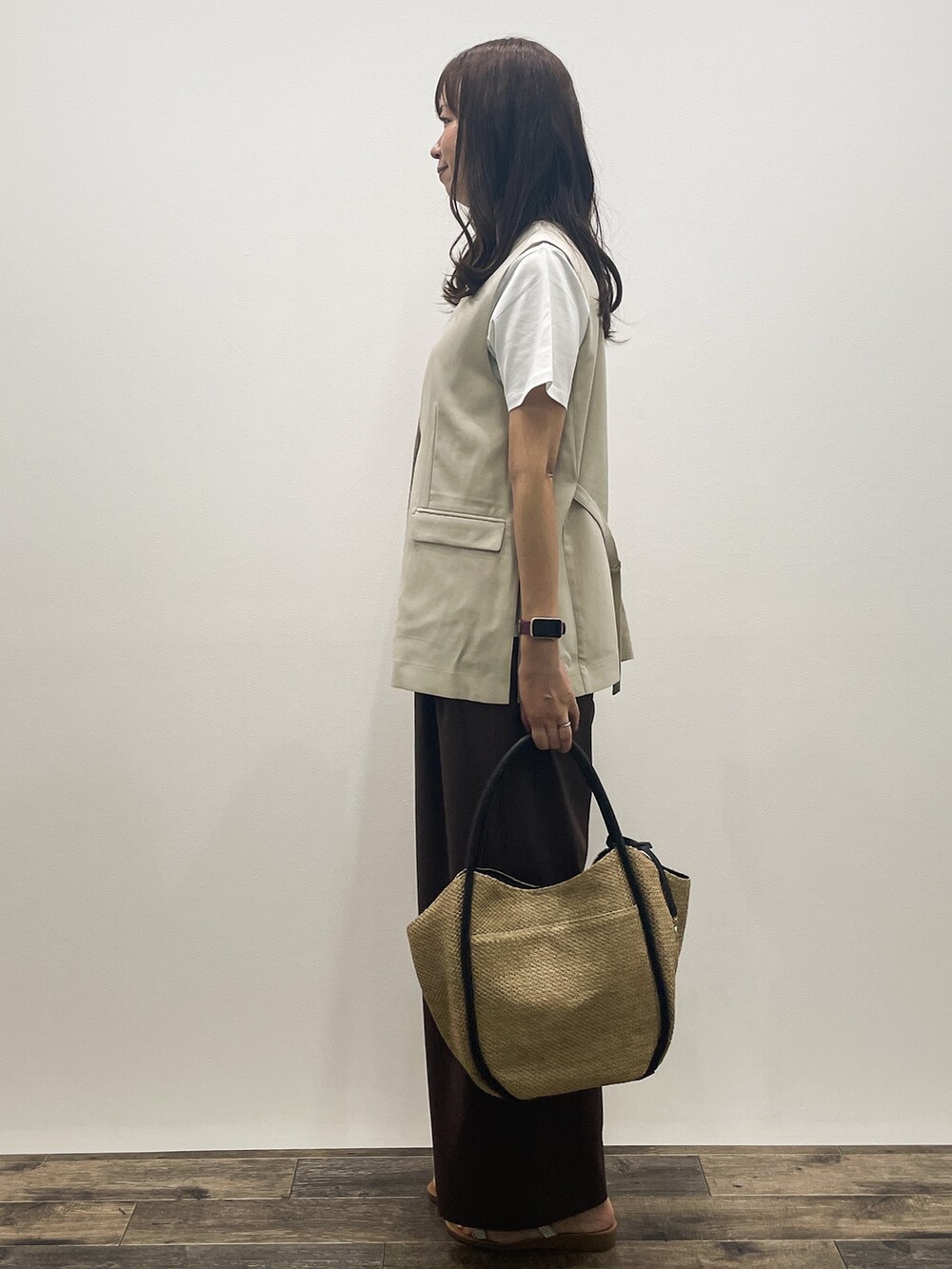 ベージュ系のベスト、ホワイト系のTシャツ/カットソー、ブラウン系のその他パンツを着用したレディースの夏コーディネートの4枚目の写真