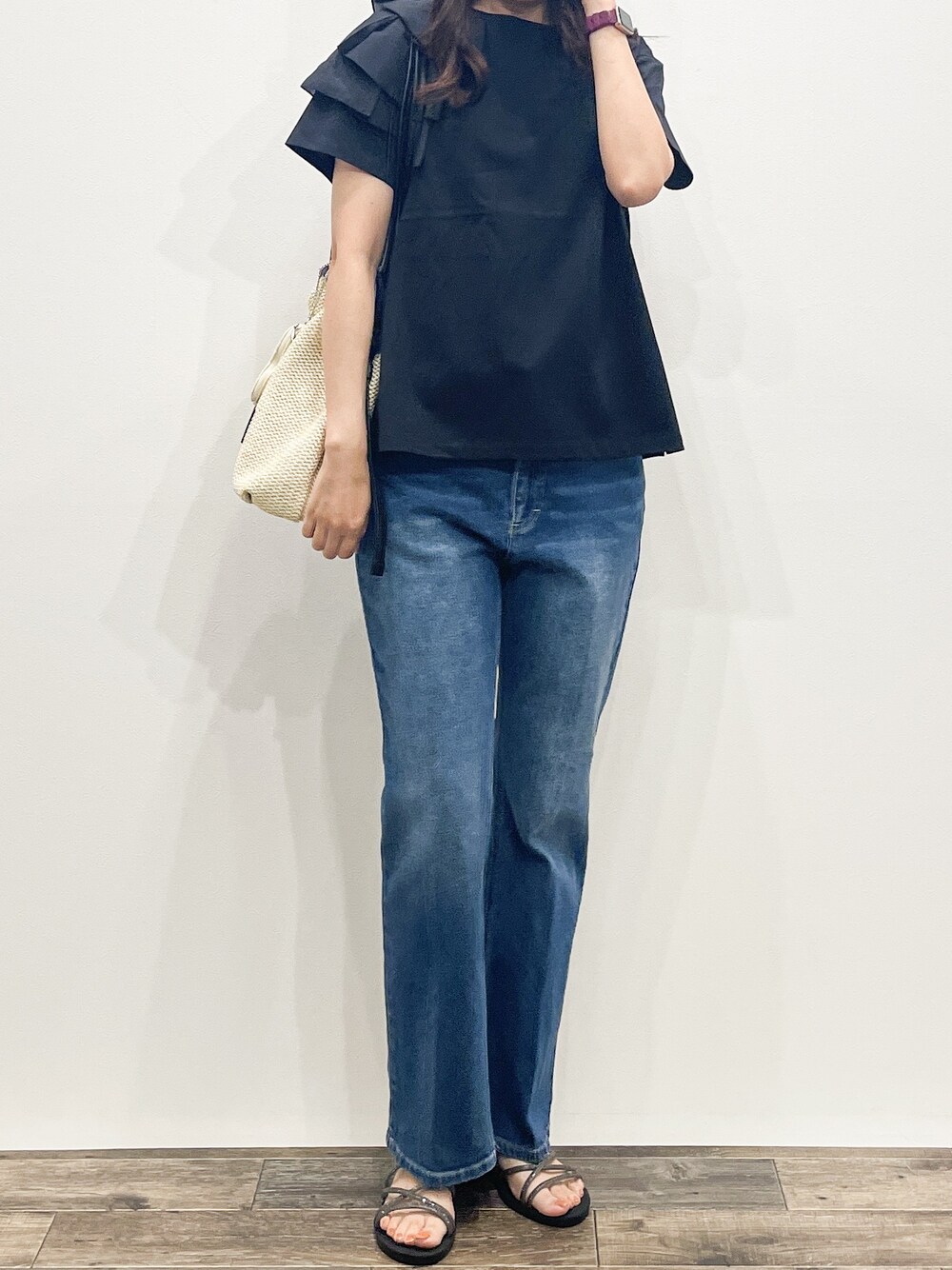 ブラック系のTシャツ/カットソー、ブルー系のデニムパンツ、ホワイト系のトートバッグを着用したレディースの夏コーディネートの7枚目の写真