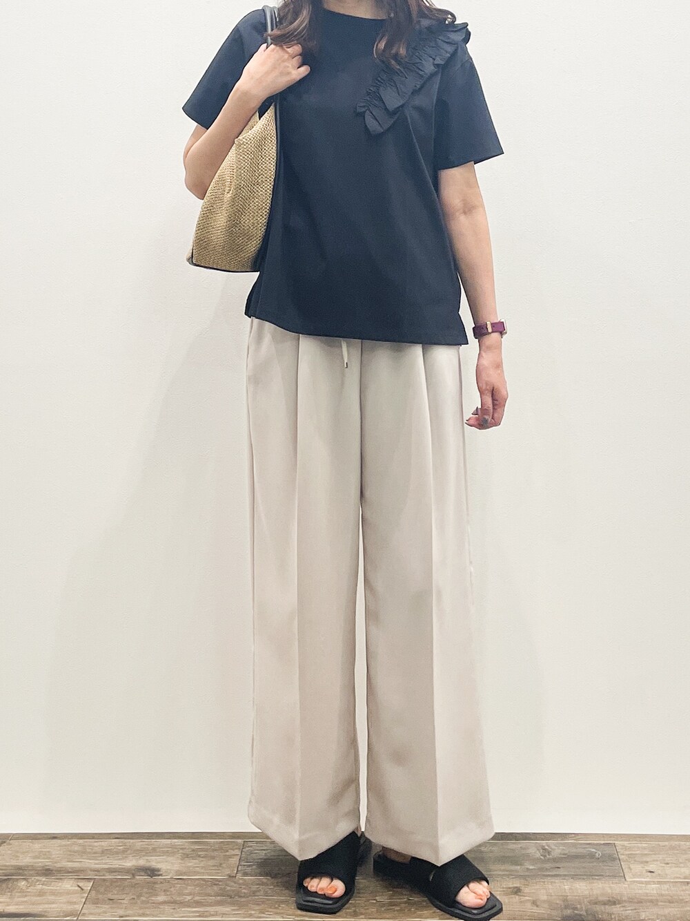 ブラック系のTシャツ/カットソー、ベージュ系のその他パンツ、ベージュ系のトートバッグを着用したレディースの夏コーディネートの8枚目の写真