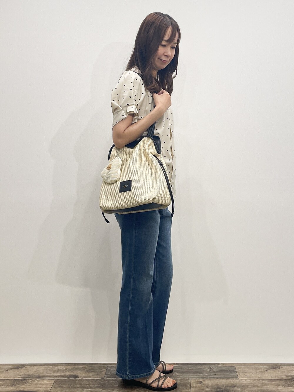 ベージュ系のシャツ/ブラウス、ブルー系のデニムパンツ、ホワイト系のトートバッグを着用したレディースの夏コーディネートの8枚目の写真