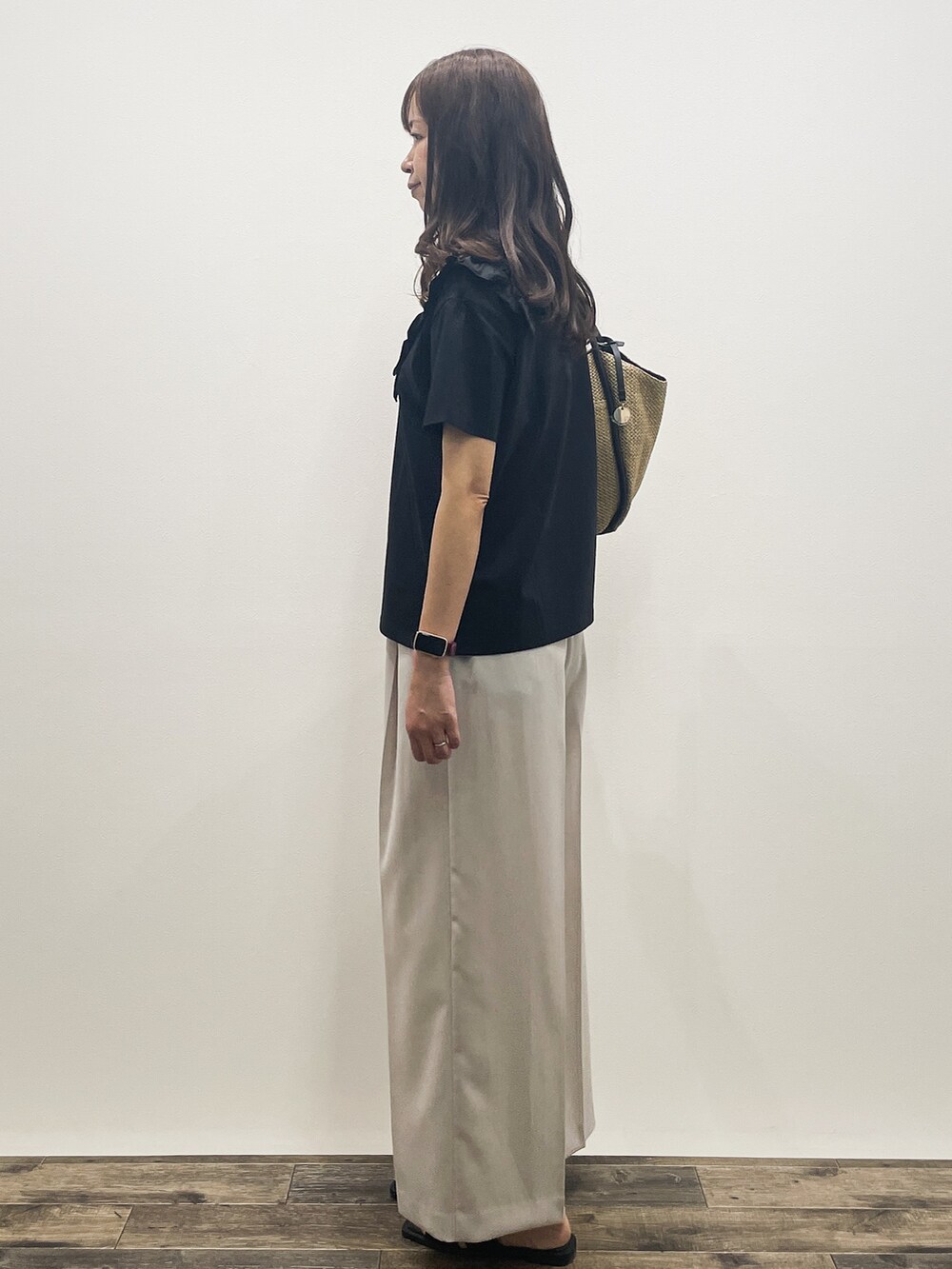 ブラック系のTシャツ/カットソー、ベージュ系のその他パンツ、ベージュ系のトートバッグを着用したレディースの夏コーディネートの4枚目の写真