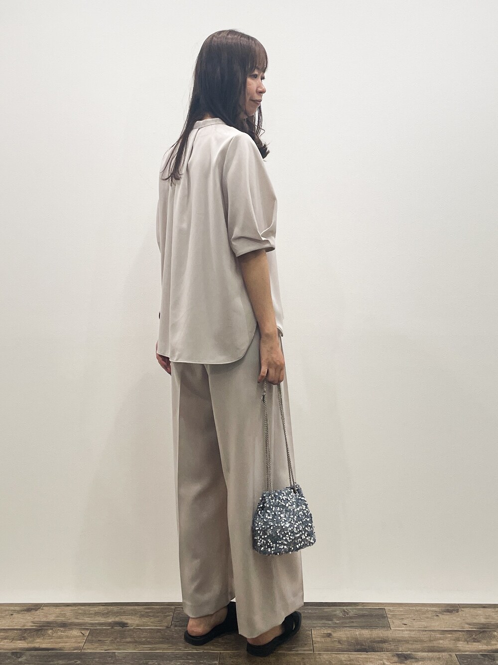 ベージュ系のシャツ/ブラウス、ベージュ系のその他パンツ、グレー系のショルダーバッグを着用したレディースの春コーディネートの7枚目の写真