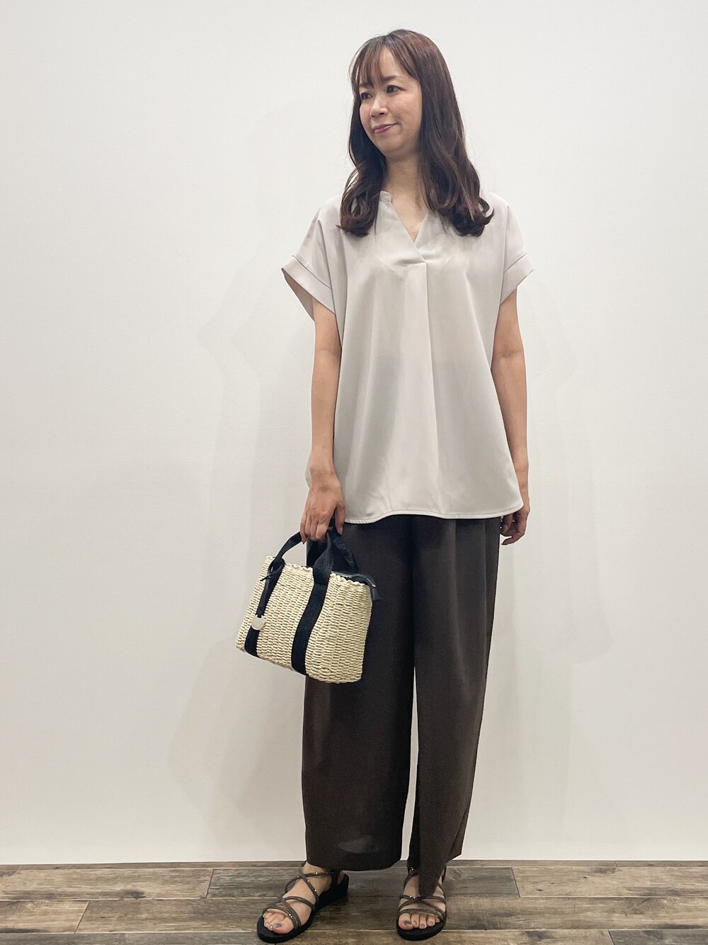 ベージュ系のシャツ/ブラウス、ブラウン系のその他パンツ、ブラック系のトートバッグを着用したレディースの夏コーディネートの2枚目の写真