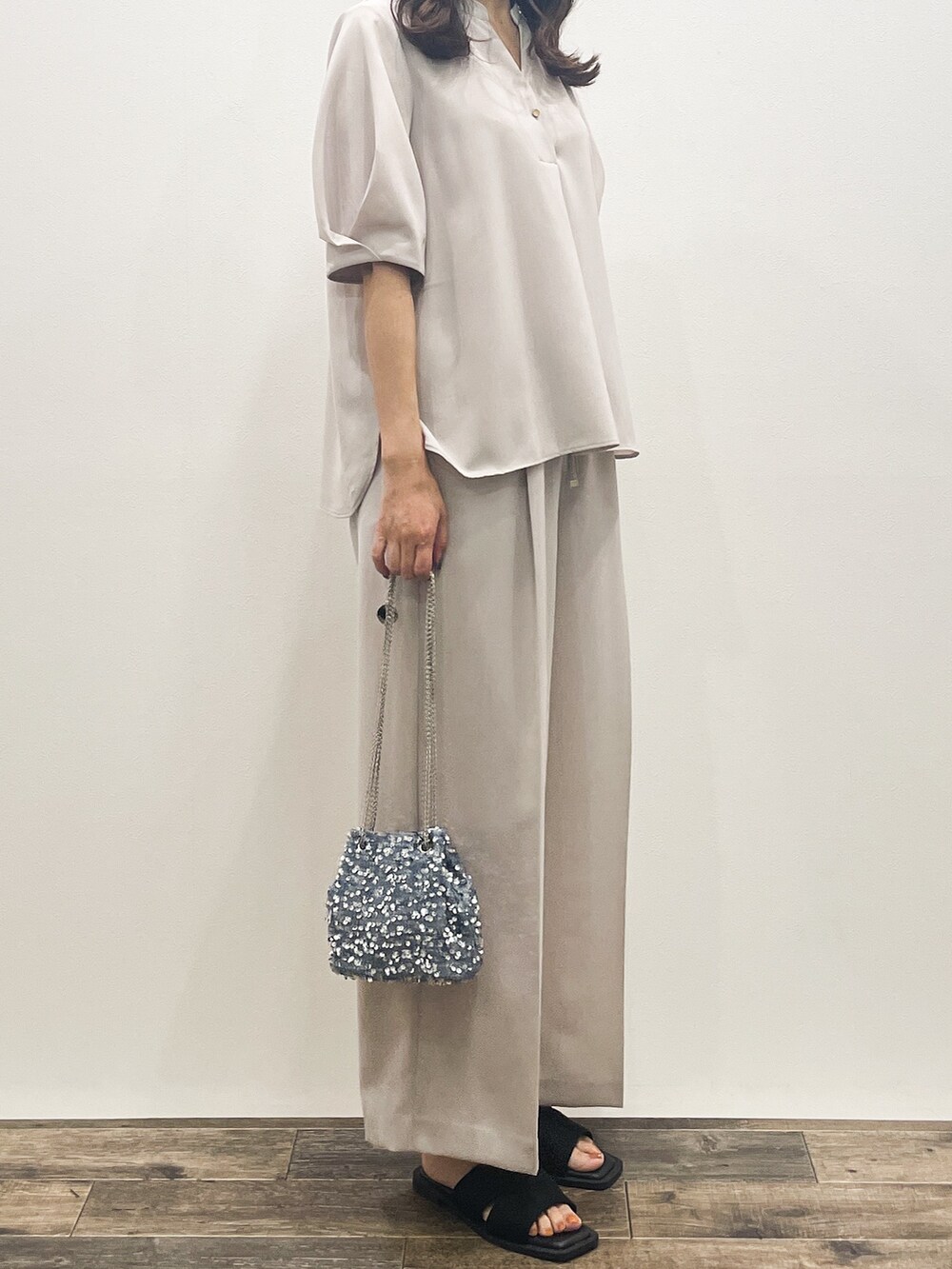 ベージュ系のシャツ/ブラウス、ベージュ系のその他パンツ、グレー系のショルダーバッグを着用したレディースの春コーディネートの9枚目の写真