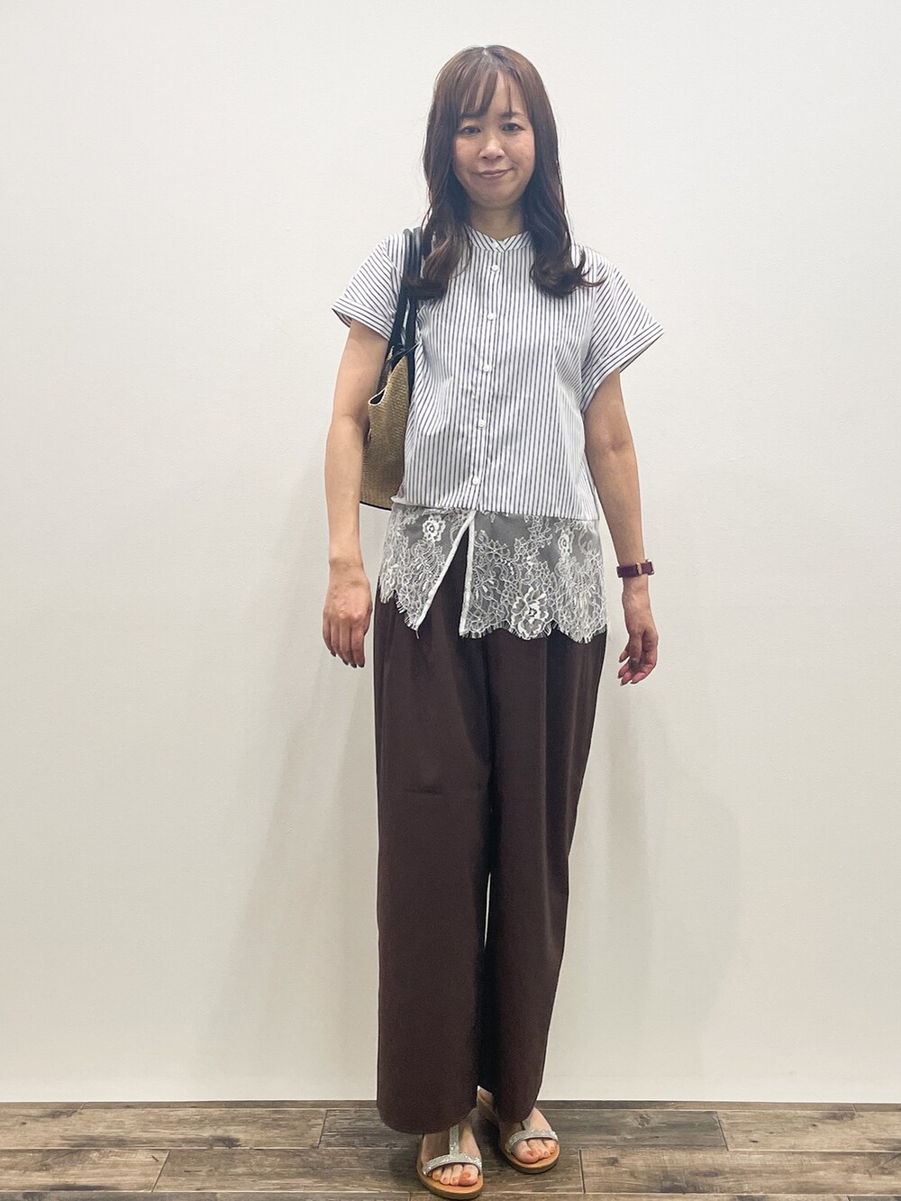 ブルー系のシャツ/ブラウス、ブラウン系のその他パンツ、ベージュ系のトートバッグを着用したレディースの夏コーディネートの6枚目の写真