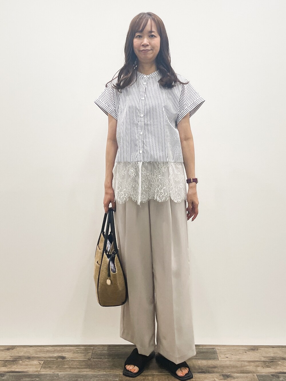 ブルー系のシャツ/ブラウス、ベージュ系のその他パンツ、ベージュ系のトートバッグを着用したレディースの夏コーディネートの2枚目の写真