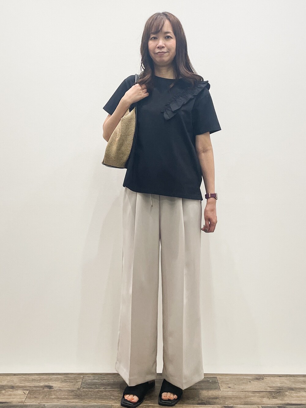 ブラック系のTシャツ/カットソー、ベージュ系のその他パンツ、ベージュ系のトートバッグを着用したレディースの夏コーディネートの2枚目の写真