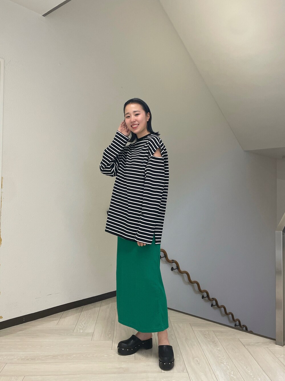 「春コーデ、大人カジュアル、春カラー、大人かわいい、肌見せ、スリット、Ｉライン、カラースカート、カラーコーデ、ボーダー、カスタネ、Kastane」｜「Kastaneのカットアウトボーダーチュニック（Tシャツ/カットソー、ブラック系）」を使った、sakachan7さん（レディース・163cm）の春コーディネートの2枚目の写真
