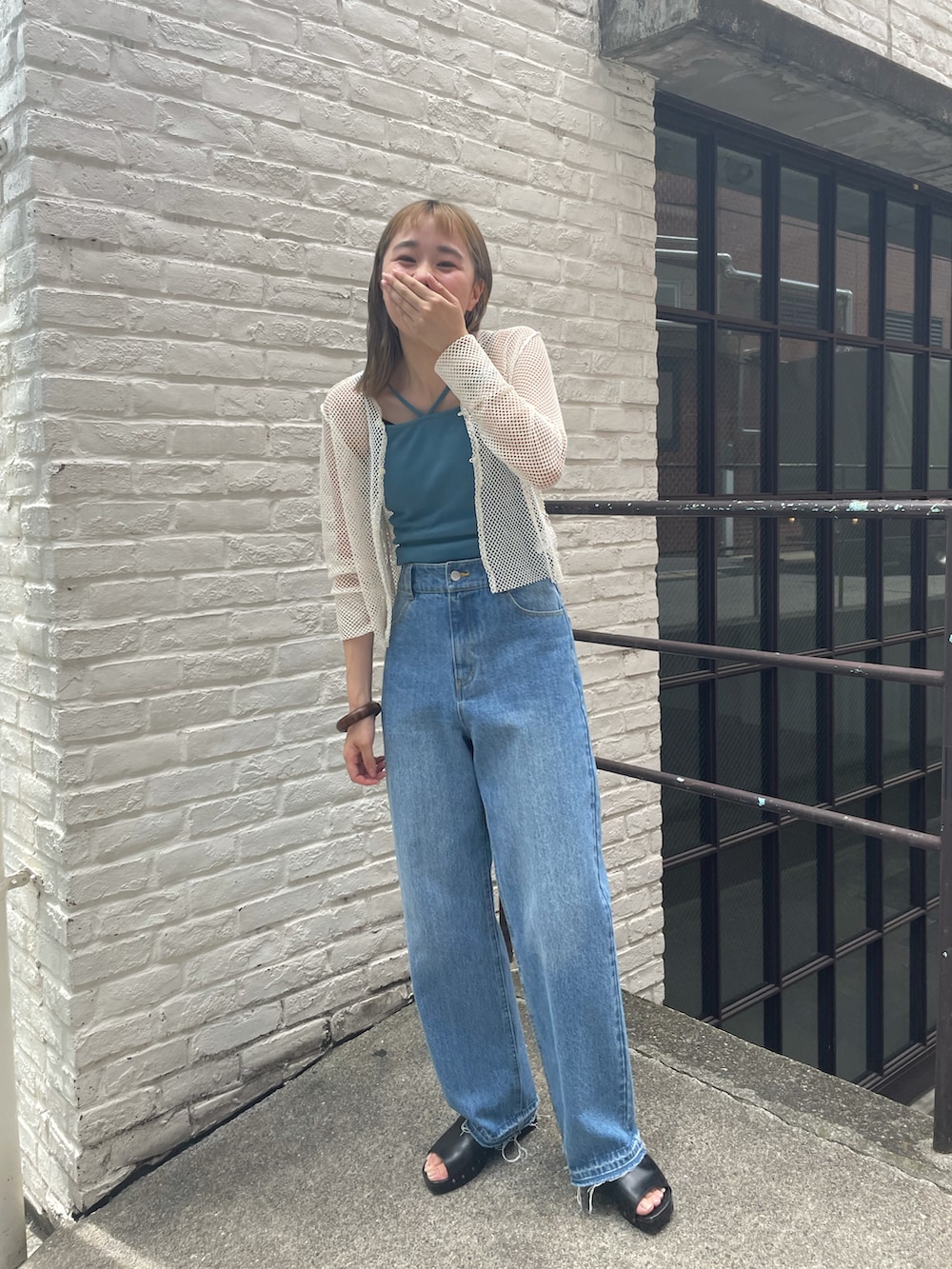 ホワイト系のTシャツ/カットソー、ブルー系のデニムパンツを着用したレディースの夏コーディネートの4枚目の写真