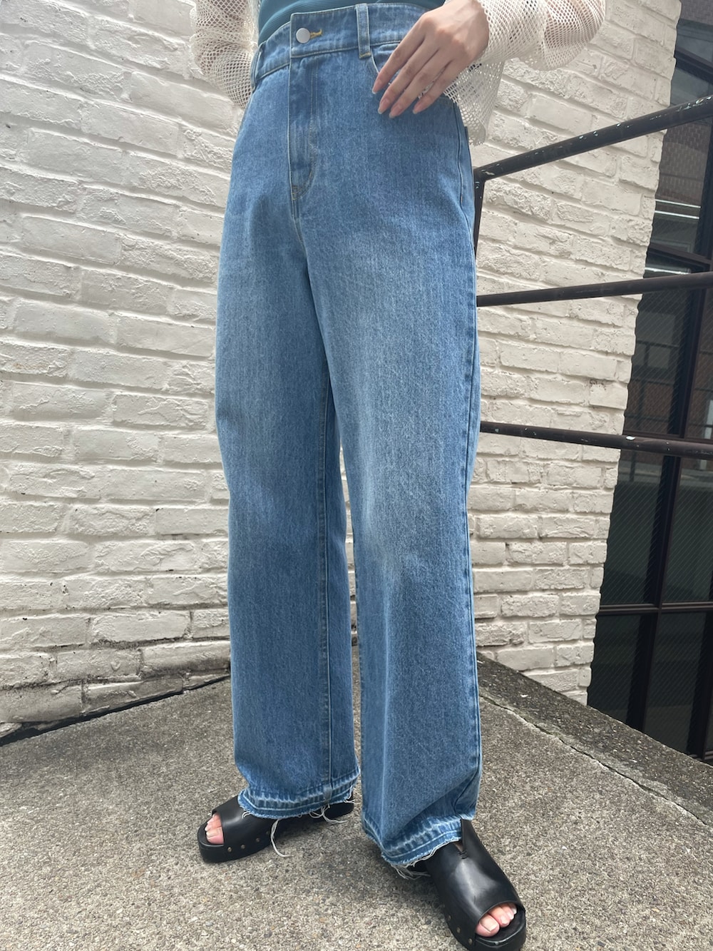 ホワイト系のTシャツ/カットソー、ブルー系のデニムパンツを着用したレディースの夏コーディネートの3枚目の写真